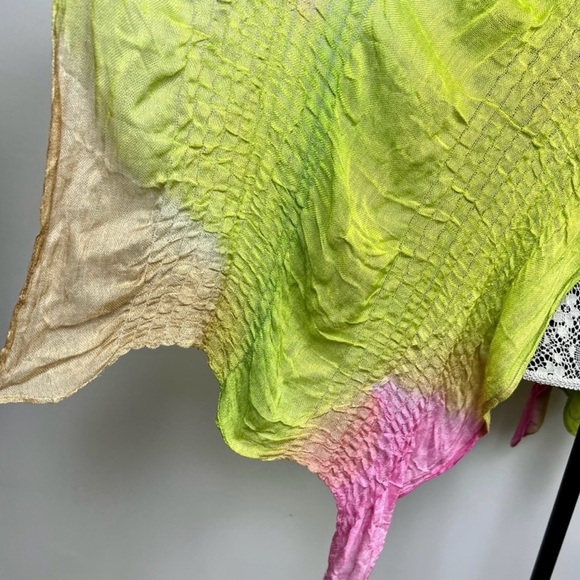 Gena Accessories dip dyed ruched shawl scarf in green and pink - Picture 5 of 8